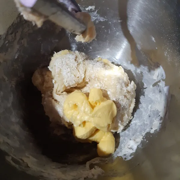 Setelah rata tambahkan margarin. Mix kembali sampai adonan elastis dan benar-benar rata. Adonan akan terasa lengket.