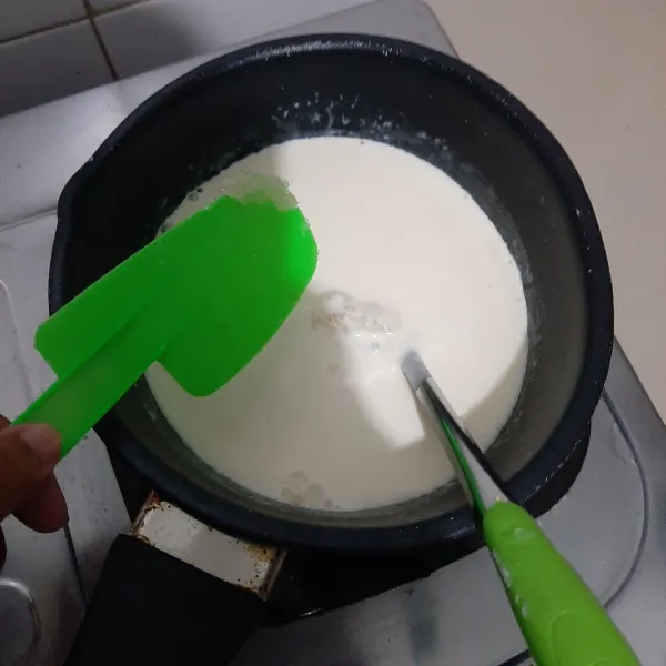 Selanjutnya matikan kompor dan masukan gelatin. Aduk hingga gelatin larut.