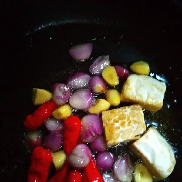 Goreng bumbu beserta tempe masam