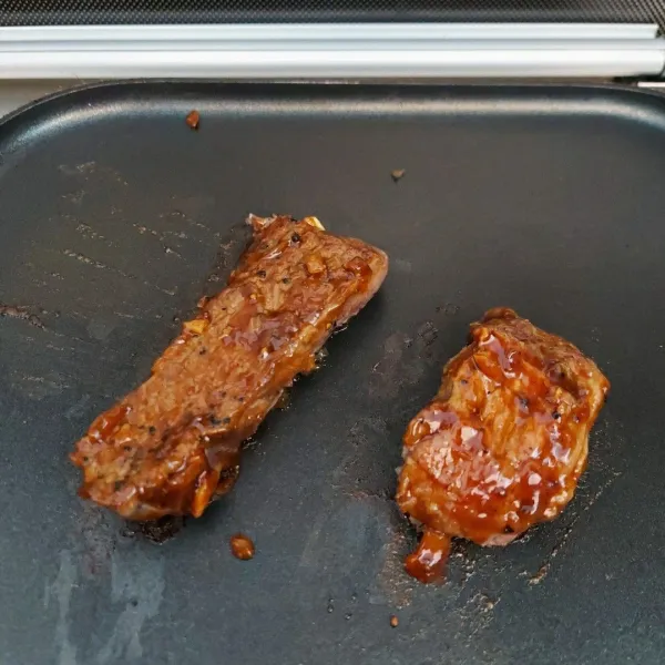 Panggang daging, lalu olesi dgn saus blackpepper dengan api kecil hingga matang. Sajikan dengan kentang goreng, sayuran rebus dan saus blackpepper.