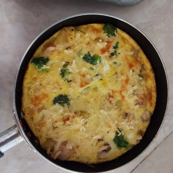 Saat bagian atas masih agak basah. Angkat wajan, panggang sebentar di oven.