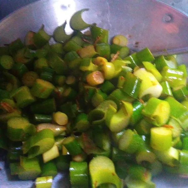 Tumis batang talas hingga layu