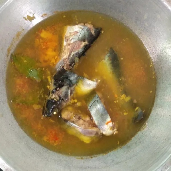 Setelah air bumbu mendidih, masukan ikan patin, masak hingga ikan patin mulai empuk. Lalu tambahkan gula, garam, dan kaldu bubuk