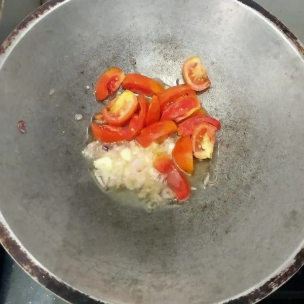 Tumis bawang putih, bawang merah dan tomat sampai harum dan layu tomatnya.
