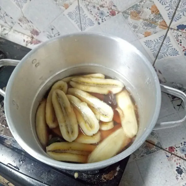 Siapkan dandang, kemudian masukkan pisang kepok, gula merah, gula pasir, air dan garam. Masak hingga gula larut.