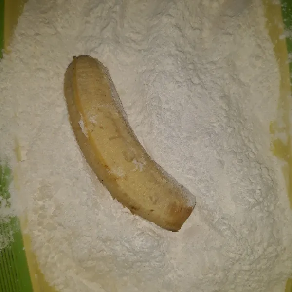 Masukkan pisang ke dalam tepung terigu yang sudah diberi vanili