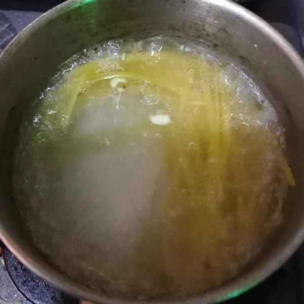 Rebus fettucini di air mendidih tambahkan minyak goreng dan garam sampai al dente. Saring. Sisihkan.