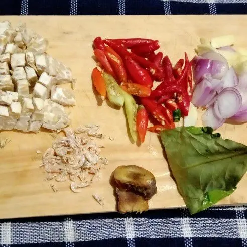 Potong bawang merah, bawang putih, cabai, dan tempe