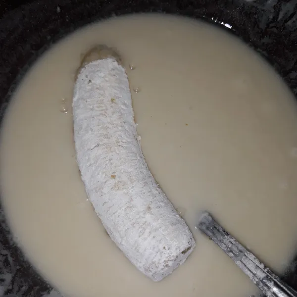Celupkan pisang ke dalam bahan basah