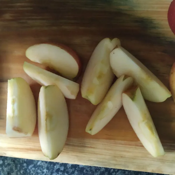 Potong-potong apelnya dan buah lainnya untuk toping.