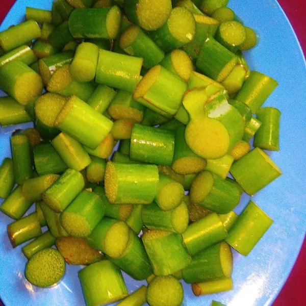 Potong-potong batang talas sesuai selera