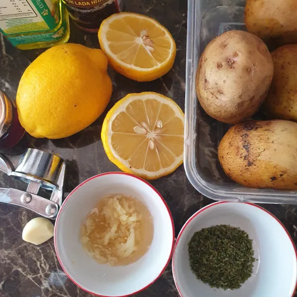 Siapkan bahan. Cuci kentang sampai bersih, tanpa perlu dikupas.