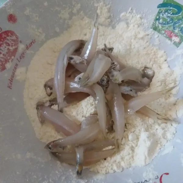 Masukkan ikan ke dalam tepung kemudian balur-balur hingga tepung merata.