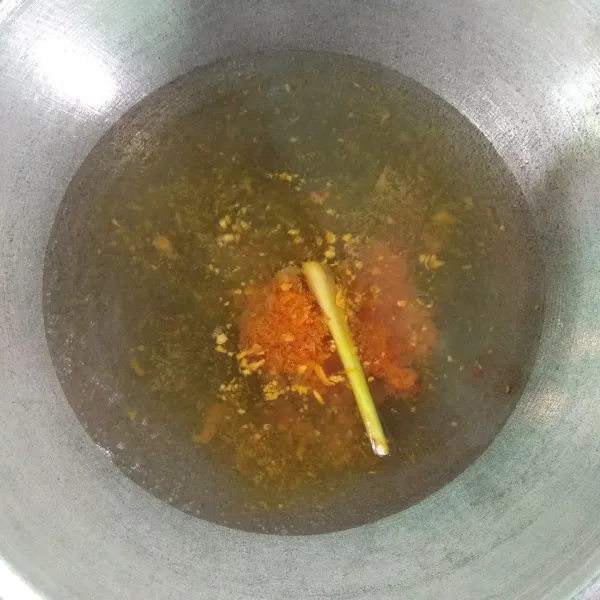 Siapkan air masak hingga mendidih, lalu masukan bumbu halus dan bumbu pelengkap, masak hingga air mendidih kembali