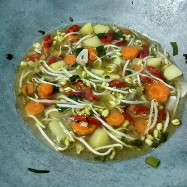 Sayur soup saus tiram siap disajikan dengan nasi hangat