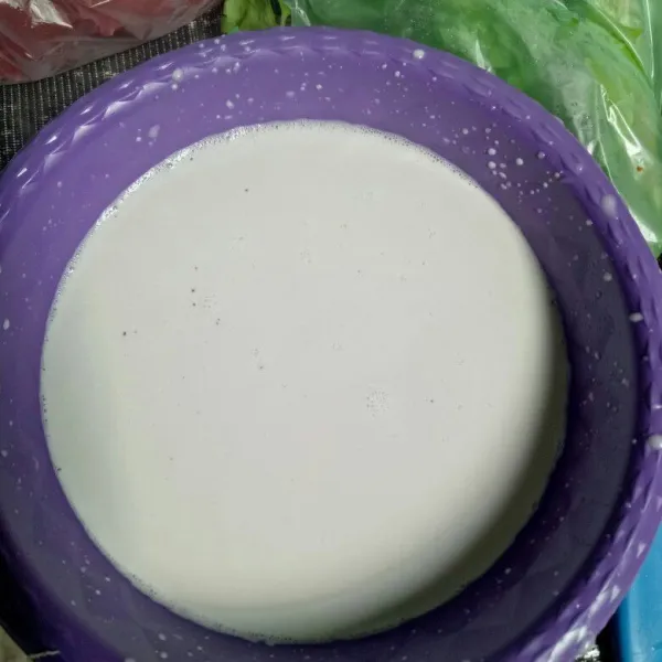Siapkan santan.