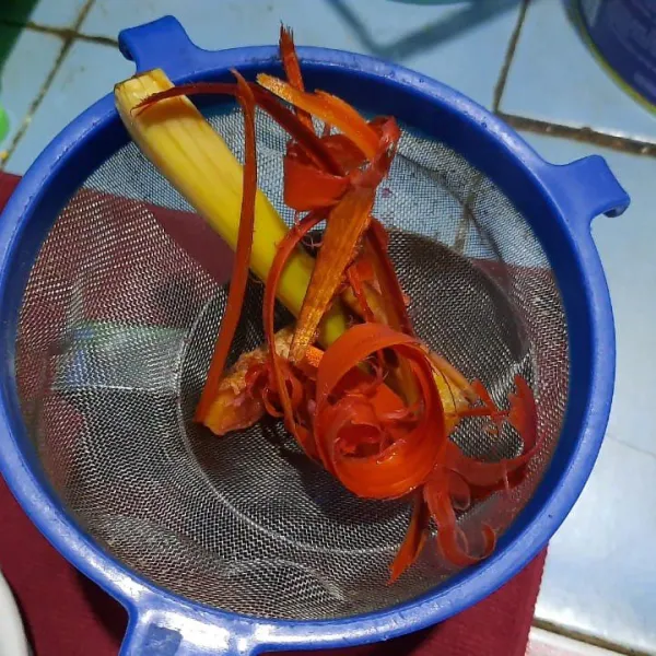Saring dalam wadah bersih
