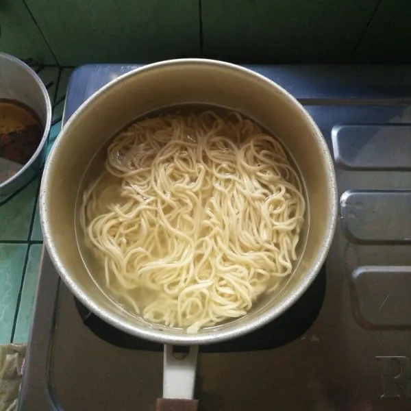 Rebus spaghetti hingga matang, angkat tiriskan
