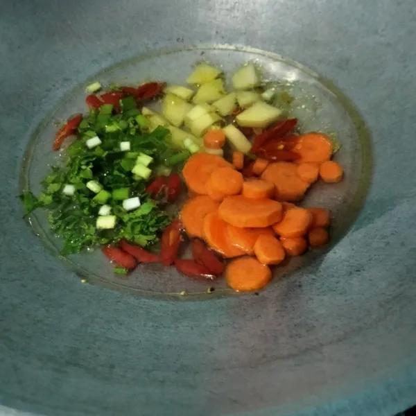 Tuangkan air lalu masukan daun bawang, seledri, kentang, dan wortel. Aduk rata sampai mendidih