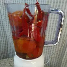 Masukkan ke dalam blender, tambahkan air.