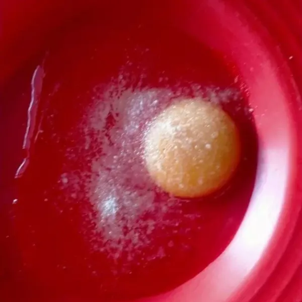 Ceplok telur dalam wadah, kemudian masukkan penyedap mie instan dan garam kocok sampai berbusa.