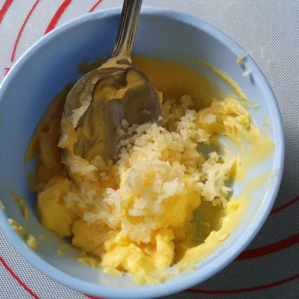Campur dan aduk rata butter dan bawang putih cincang.