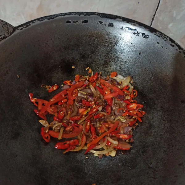Tumis semua bawang hingga harum. Masukkan cabai dan tomat. Tambahkan garam dan penyedap rasa.
