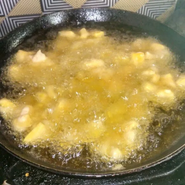 Ambil adonan dengan sendok makan, lalu goreng hingga agak kecoklatan dan matang, angkat dan sajikan.