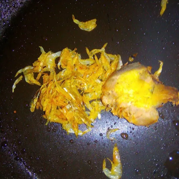 Tumis lengkuas geprek beserta udang rebon