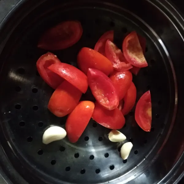 Kukus tomat yang sudah dibuang bijinya bersama dengan bawanh putih kupas selama 10 menit.