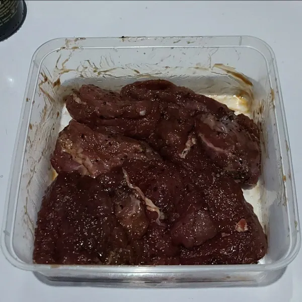 Marinasi daging dengan seluruh bumbu marinasi daging. Diamkan 30menit - 1 jam didalam kulkas.