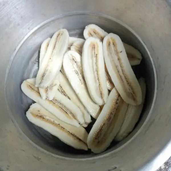 Kupas pisang lalu belah menjadi dua bagian, sisihkan.