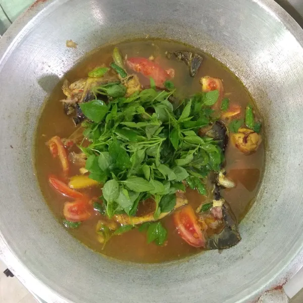 Matikan api lalu masukan daun kemangi, pindang ikan patin siap dinikmati, sajikan dengan nasi putih hangat