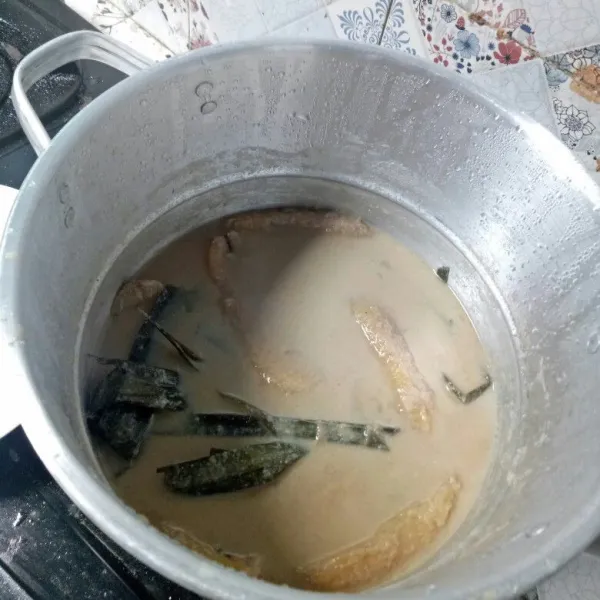 Masak hingga matang, cicipi rasa, jika sudah pas, siap disajikan.