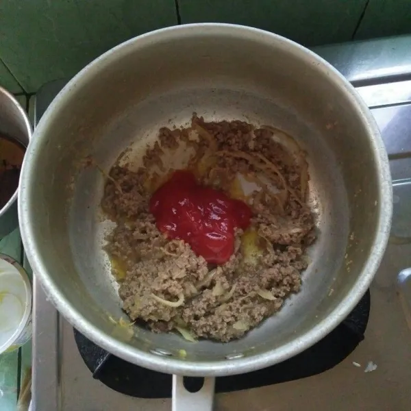 Tambahkan saus tomat dan saus sambal aduk hingga rata.