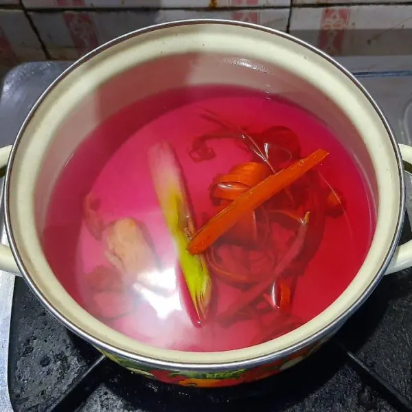 Masukkan semua bahan dalam panci, tambahkan air dan rebus sampai berwarna merah