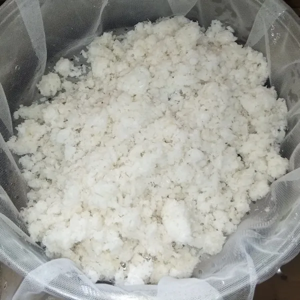 Siapkan kukusan. Masukkan bahan ulen ke dalam kukusan yang telah dialasi oleh kain jala/ sarang nasi. Kukus hingga nasi dan kelapanya menjadi panas. Angkat.