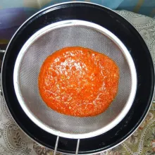 Masukkan tomat dan disaring.