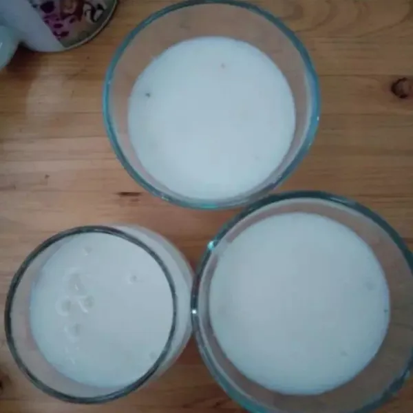 Tuang jus sirsak dalam gelas 1/2 atau 3/4 gelas, kemudian masukkan potongan agar-agar. Beri topping chia seed/selasih