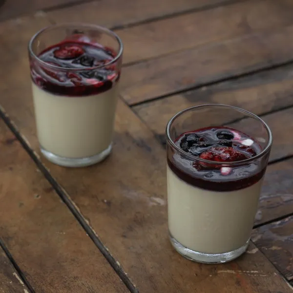 Beri topping pada panna cotta yang sudah didinginkan. Panna cotta siap disajikan.