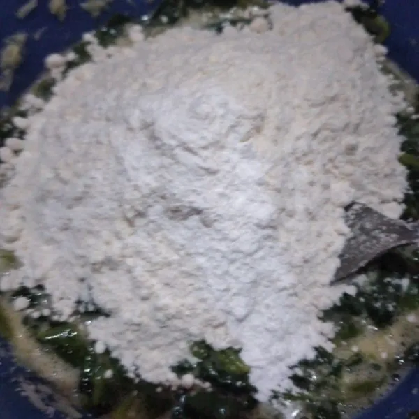 Masukkan tepung terigu dan baking powder. Aduk rata. Tambahkan margarin cair. Aduk rata tapi jangan over mix.