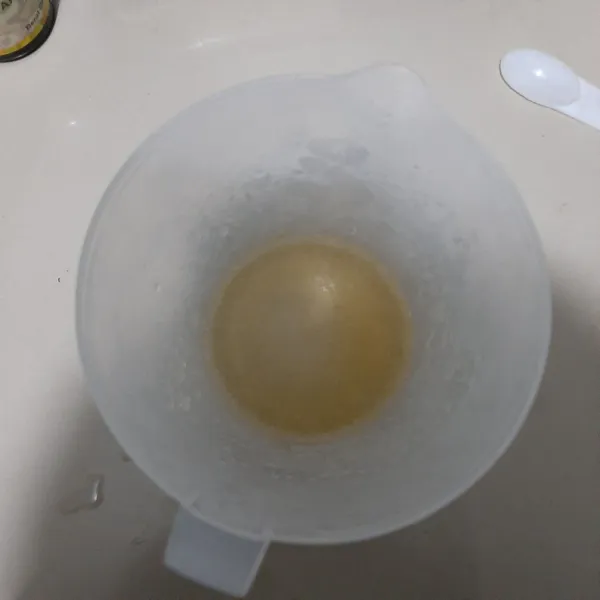 Campurkan bubuk gelatin dengan air es, kemudian sisihkan.