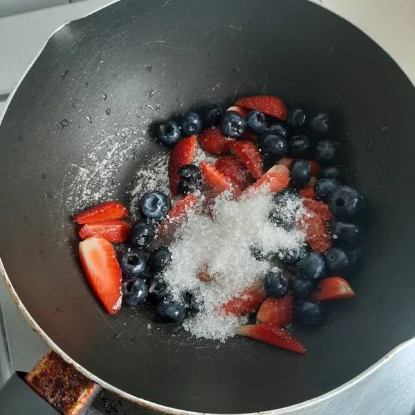 Campurkan buah-buahan dengan gula kemudian aduk hingga rata.