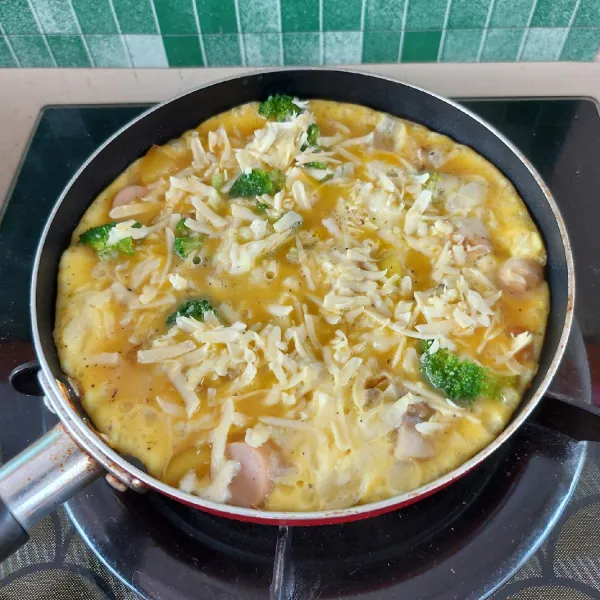 Tuangi telur kocok, goyangkan wajan agar telur merata.