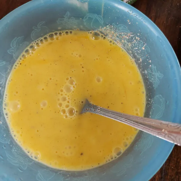 Kocok telur, susu ,pala bubuk, lada, dan garam.