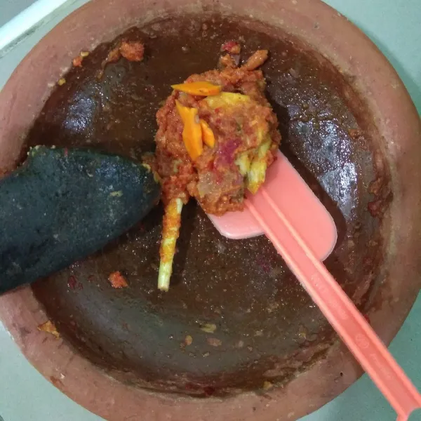 Siapkan bumbu halus