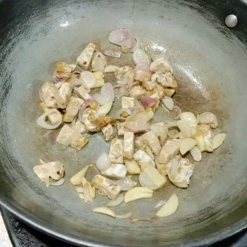 Tumis tempe, bawang merah, dan bawang putih dalam minyak
