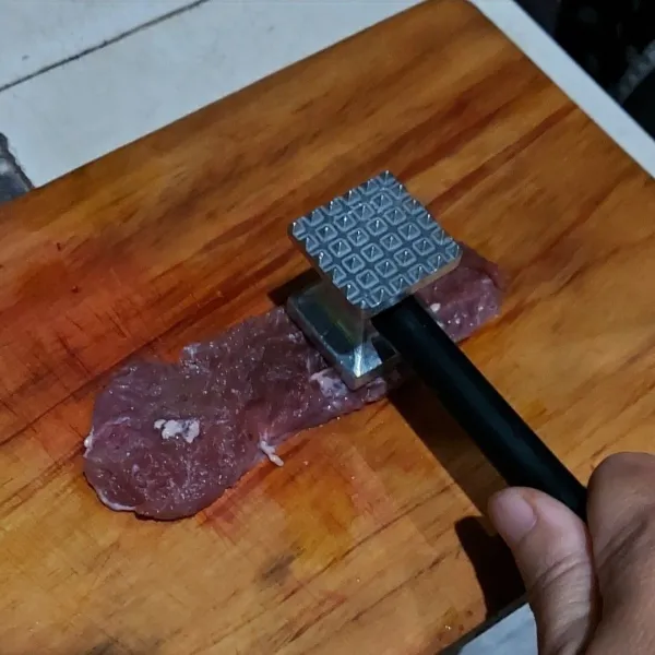 Potong daging sesuai selera dengan ketebalan 1cm. Lalu digepengkan dengan cara dipukul.