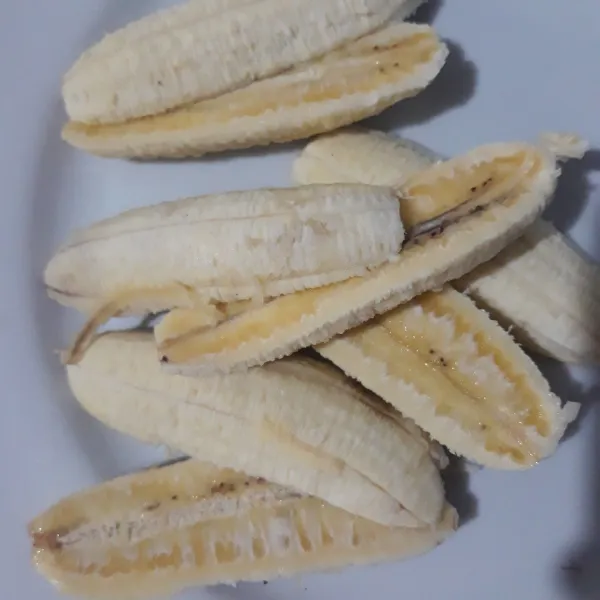 Belah pisang menjadi dua.