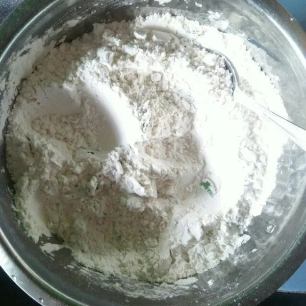 Campurkan tepung terigu, tepung kanji, garam, dan merica bubuk
